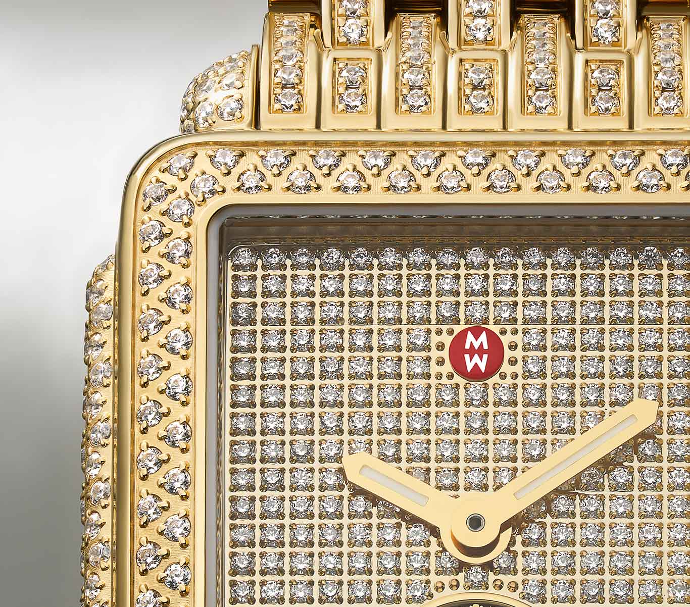 Gros plan de la montre Deco Madison bleu crépuscule à pavé en série limitée.
