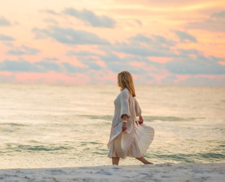 Sophisticated woman wearing the Deco watch while walking on the beach.