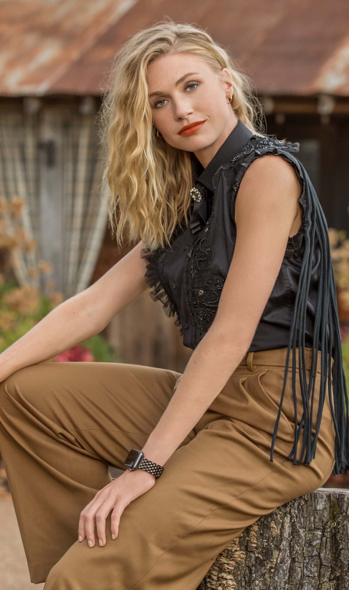 Stylish woman wearing noir band.