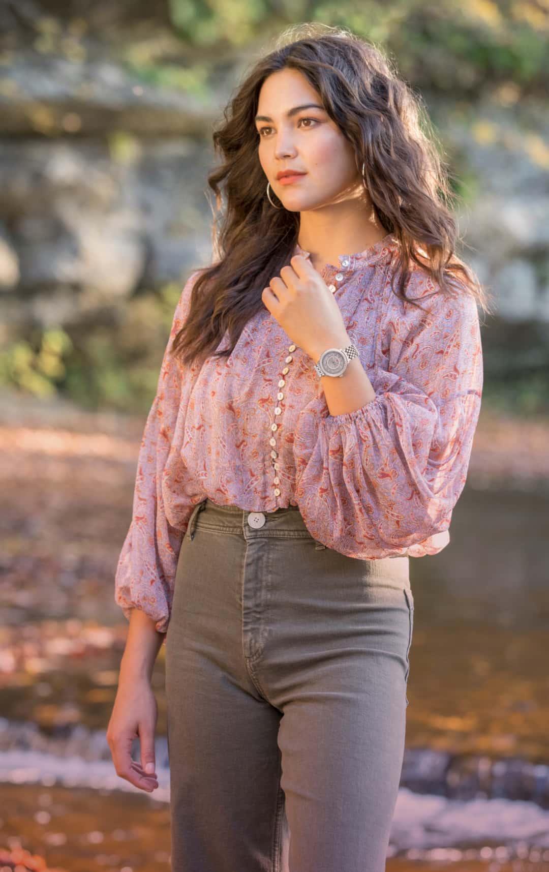 Stylish woman wearing Serein Mid in Slate