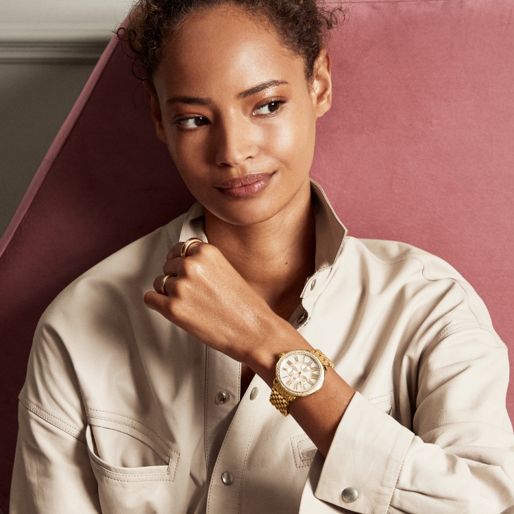 A woman wearing the diamond Serein