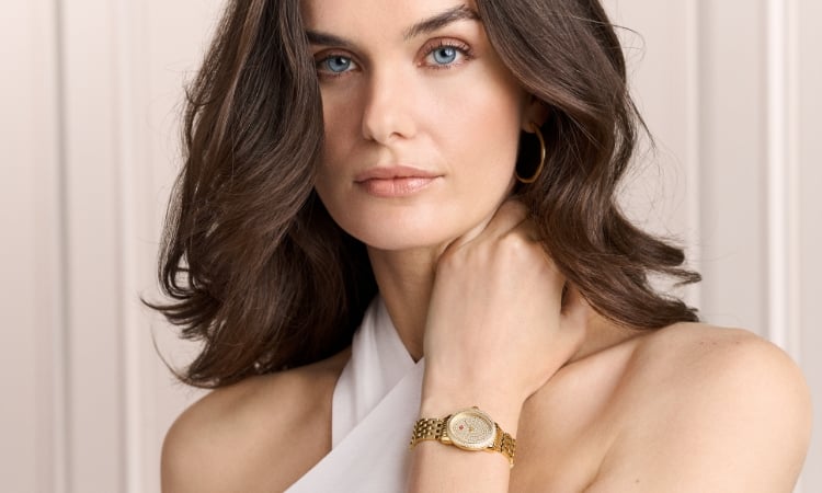 Detail shot of the Limited Edition Serein Oval Diamond Pavé Gold